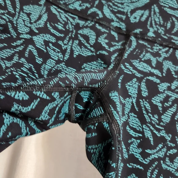 Absolutely gorgeous lululemon size 4 leggings 😍 - Picture 4 of 9